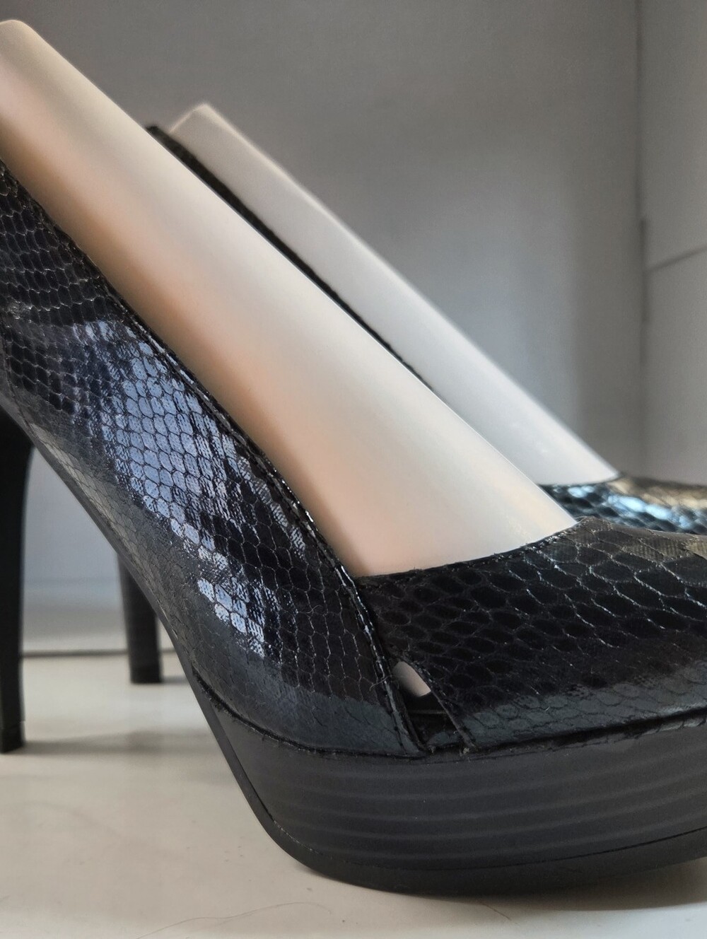 Like New Simply Vera Vera Wang Black Snake-Print Peep-Toe High Heels Size 7.5
